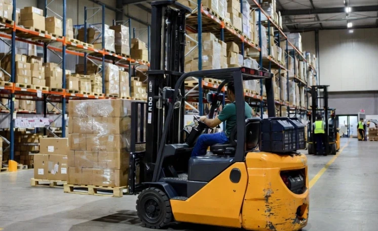 Forklift operating in a warehouse logistics center, highlighting the importance of choosing the right forklift battery warranty and understanding hidden clauses before failure. Forklift operating in a warehouse logistics center, highlighting the importance of choosing the right forklift battery warranty and understanding hidden clauses before failure.