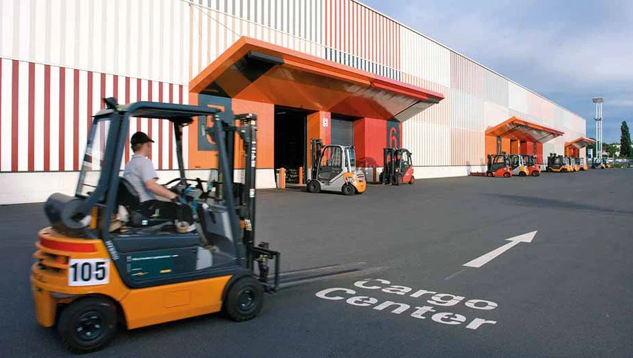 forklift in logistic center-1 forklift in logistic center-1